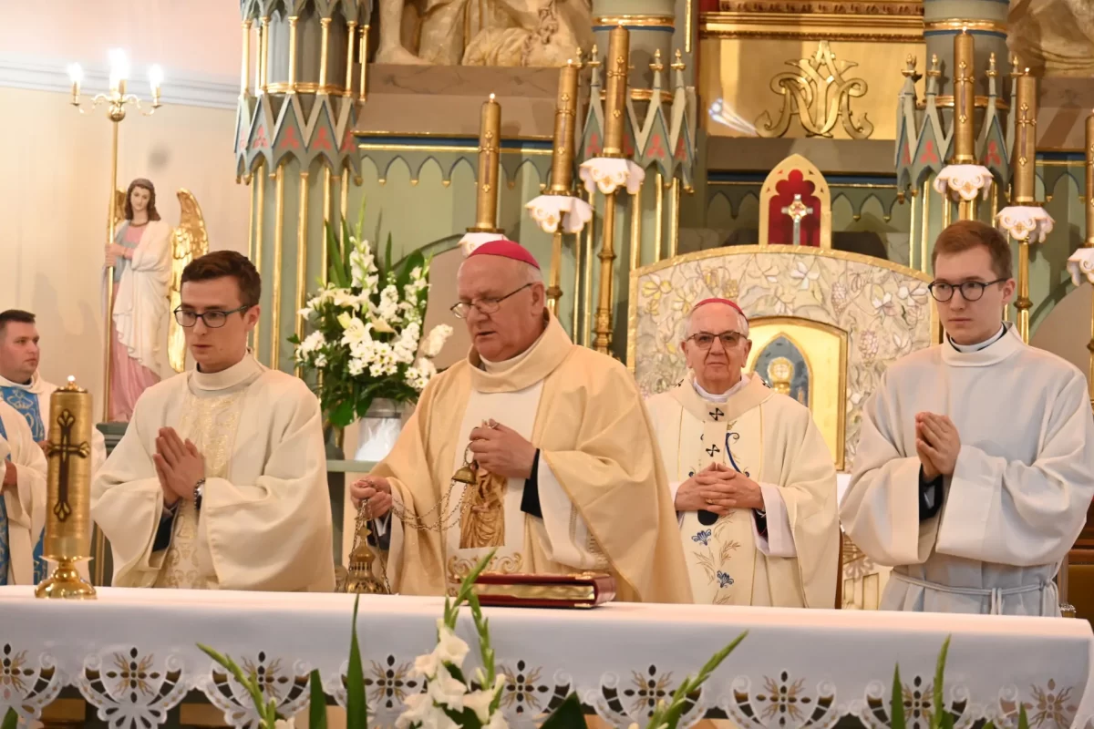 Nadzwyczajni Szafarze Komunii Świętej Archidiecezji Lubelskiej pielgrzymka Wąwolnica msza święta księża Eucharystia foto 10