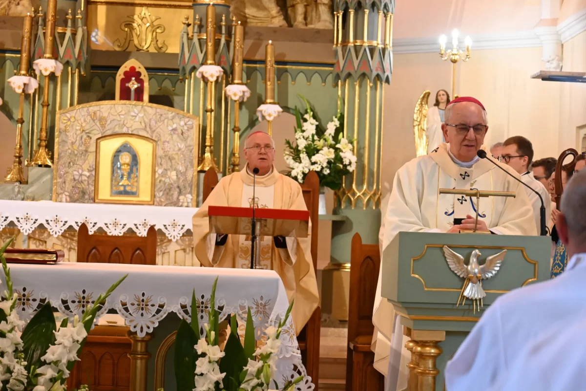 Nadzwyczajni Szafarze Komunii Świętej Archidiecezji Lubelskiej pielgrzymka Wąwolnica msza święta księża Eucharystia foto 11