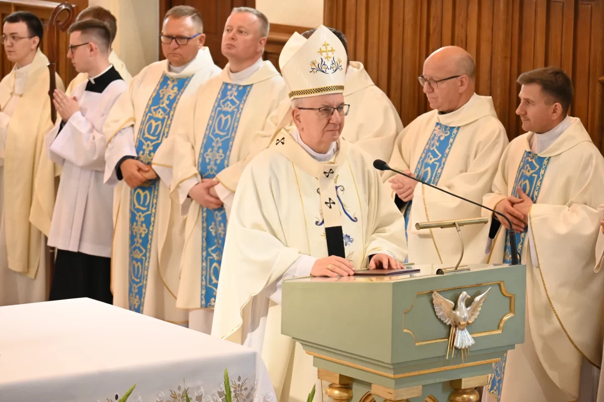 Nadzwyczajni Szafarze Komunii Świętej Archidiecezji Lubelskiej pielgrzymka Wąwolnica msza święta księża Eucharystia foto 13