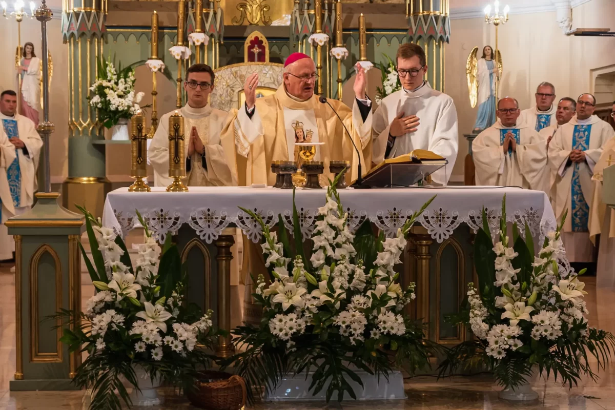 Nadzwyczajni Szafarze Komunii Świętej Archidiecezji Lubelskiej pielgrzymka Wąwolnica msza święta księża Eucharystia foto 17