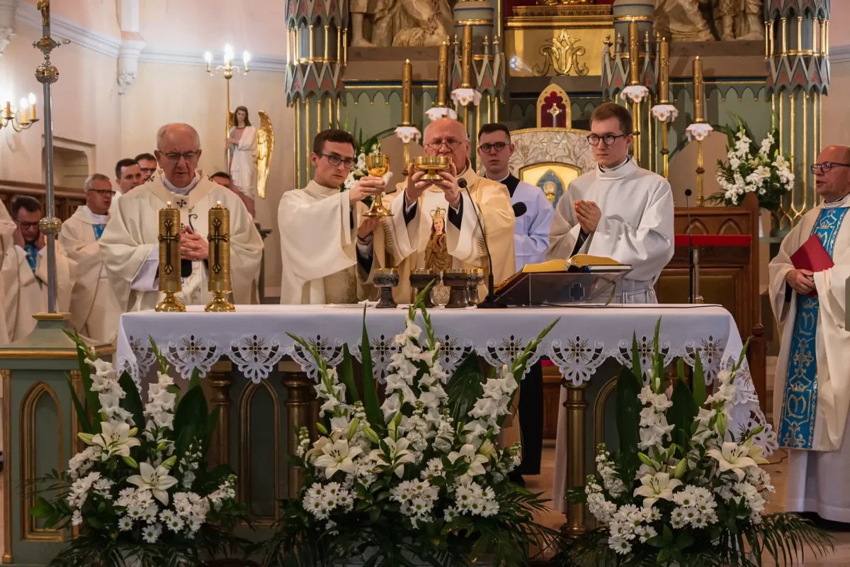 Nadzwyczajni Szafarze Komunii Świętej Archidiecezji Lubelskiej pielgrzymka Wąwolnica msza święta księża Eucharystia foto 19