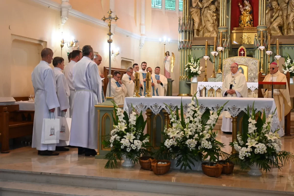 Nadzwyczajni Szafarze Komunii Świętej Archidiecezji Lubelskiej pielgrzymka Wąwolnica msza święta księża Eucharystia foto 22