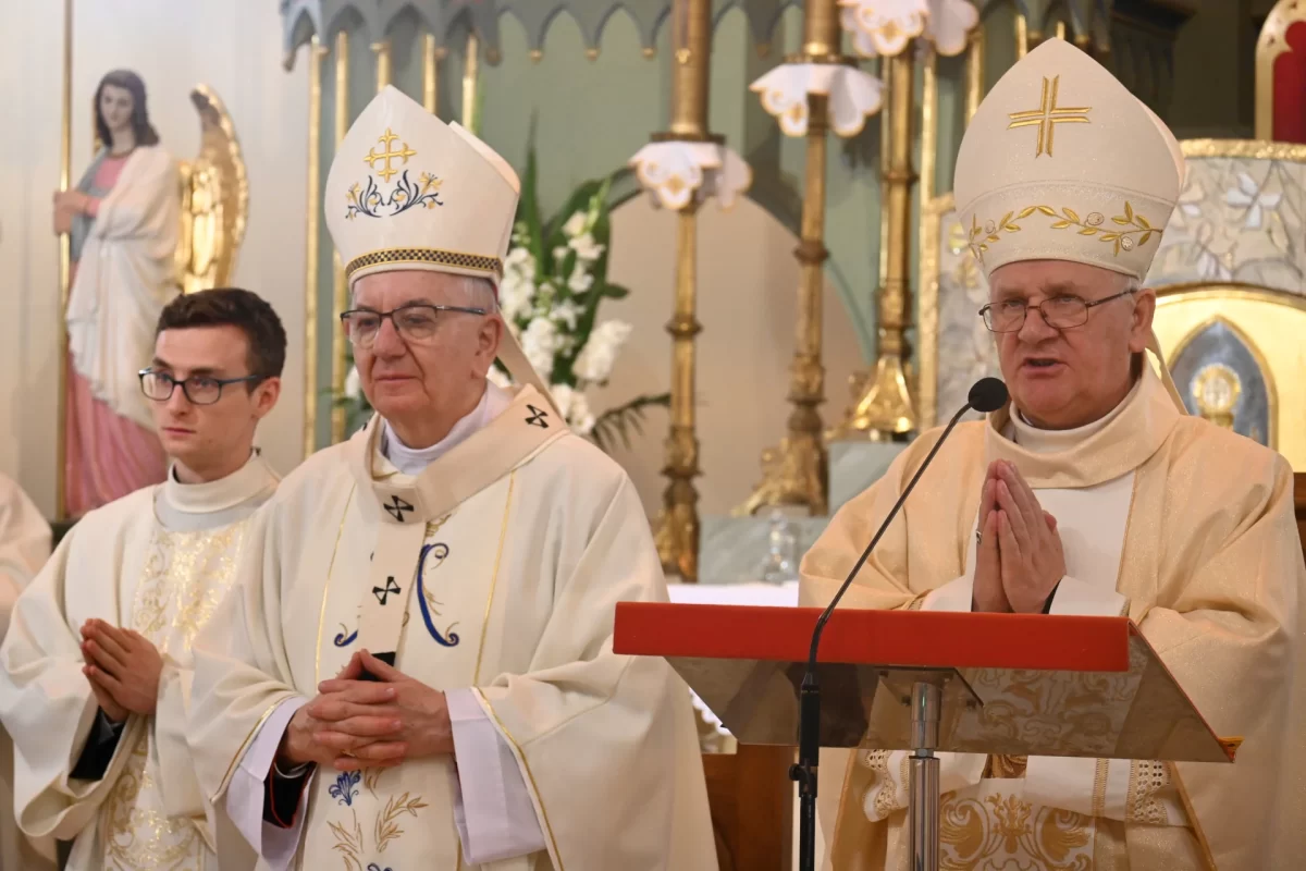 Nadzwyczajni Szafarze Komunii Świętej Archidiecezji Lubelskiej pielgrzymka Wąwolnica msza święta księża Eucharystia foto 25